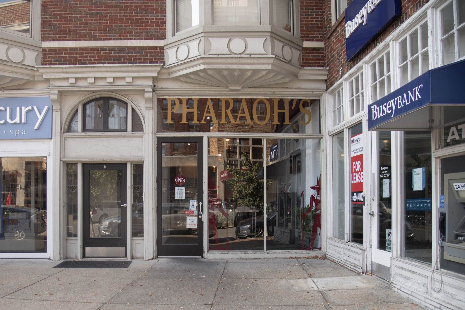 Donuts_Pharoah's_outside_01.jpg (copy)